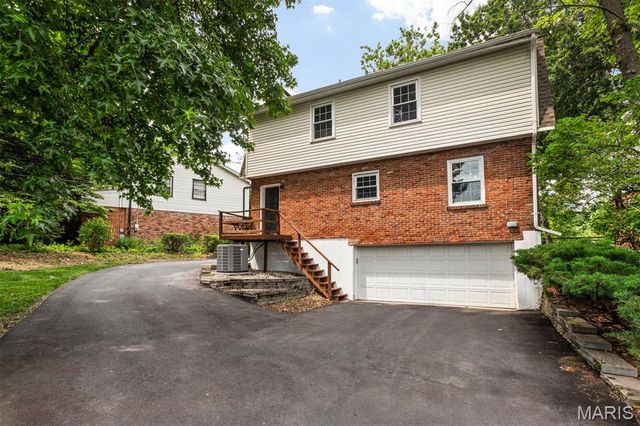 8562 Colonial Lane, Ladue, MO 63124