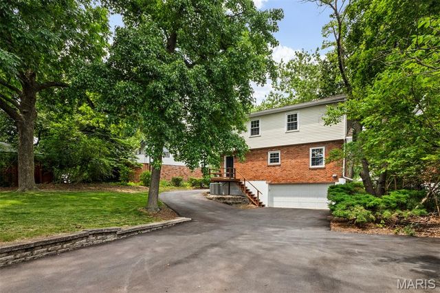 8562 Colonial Lane, Ladue, MO 63124