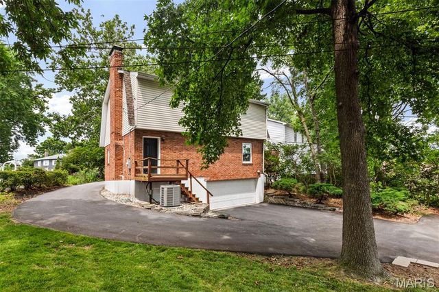 8562 Colonial Lane, Ladue, MO 63124