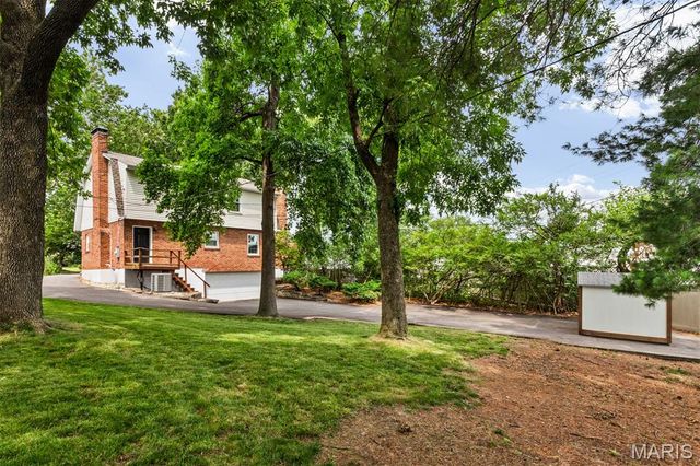 8562 Colonial Lane, Ladue, MO 63124