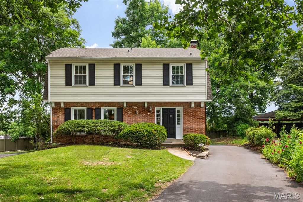 8562 Colonial Lane, Ladue, MO 63124