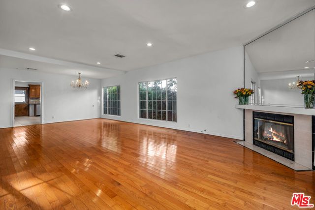 922 S Bundy Drive, Los Angeles, CA 90049