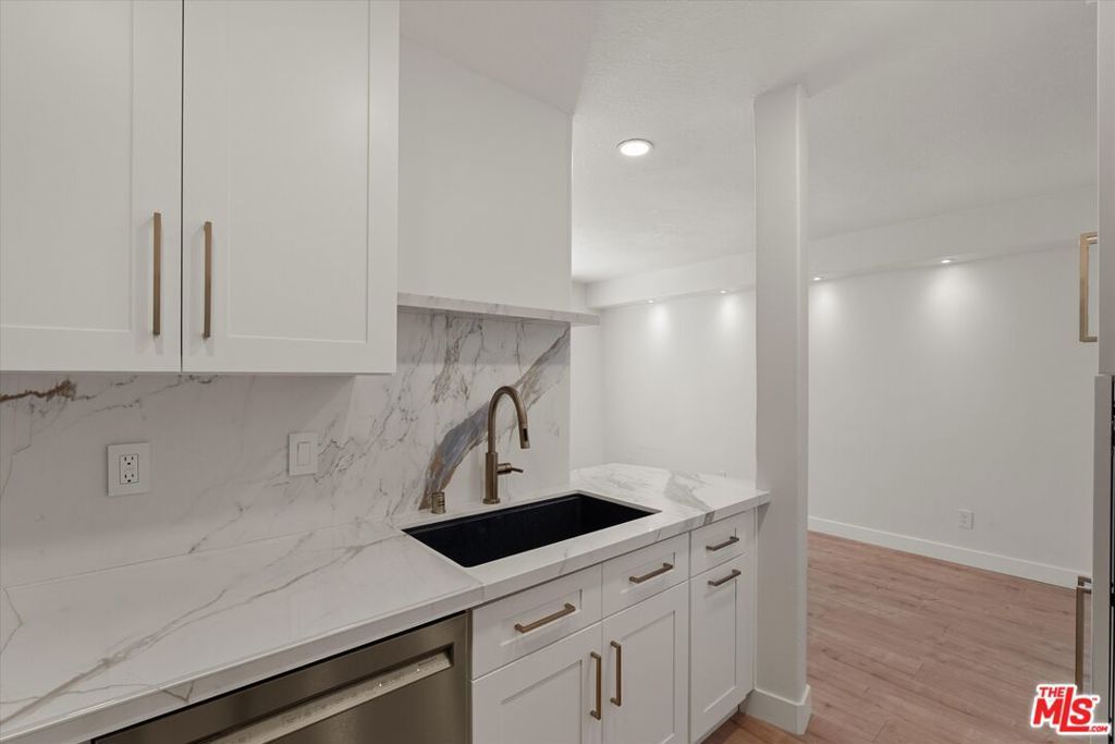 Image 11 of property listing at 621 California Avenue 2, Santa Monica, CA 90403