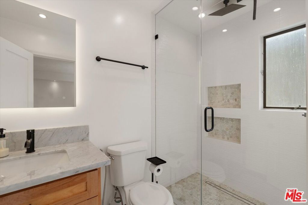 Image 12 of property listing at 621 California Avenue 2, Santa Monica, CA 90403