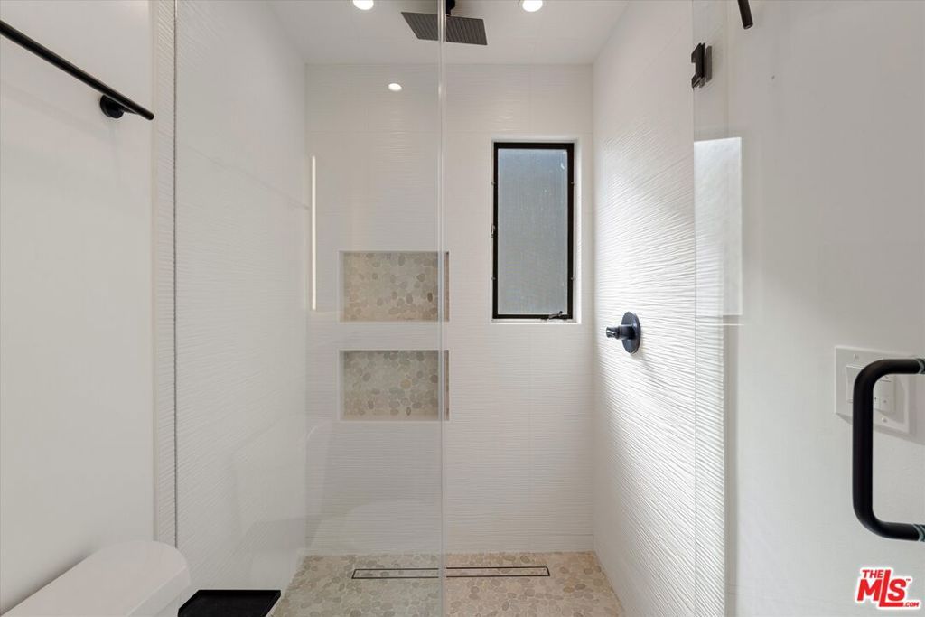 Image 13 of property listing at 621 California Avenue 2, Santa Monica, CA 90403