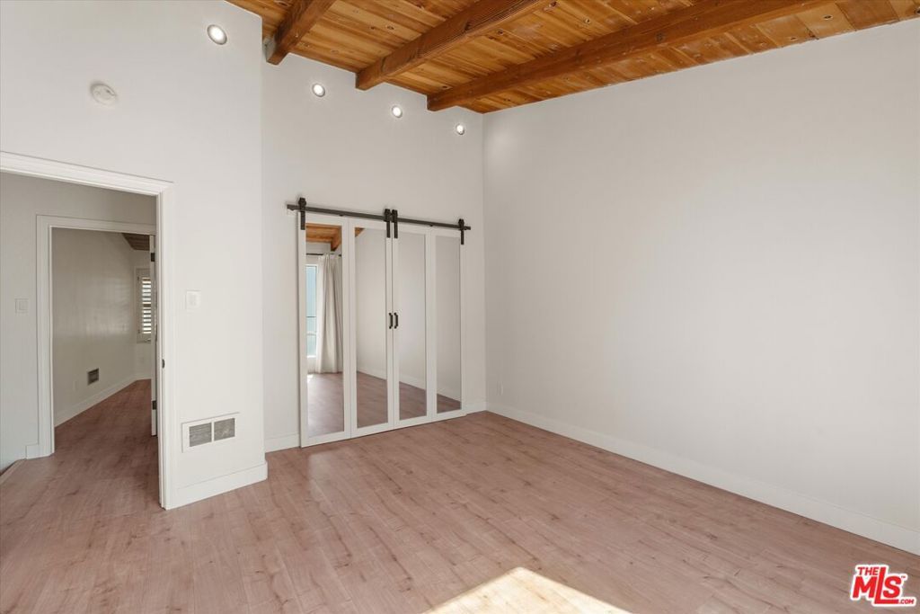 Image 15 of property listing at 621 California Avenue 2, Santa Monica, CA 90403