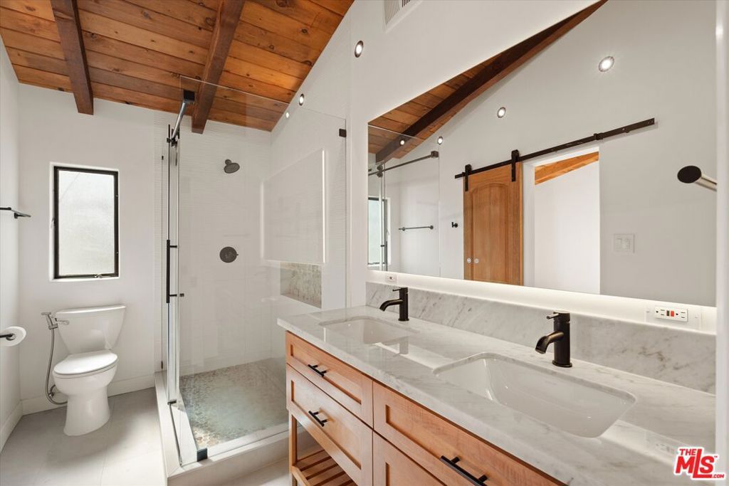 Image 18 of property listing at 621 California Avenue 2, Santa Monica, CA 90403