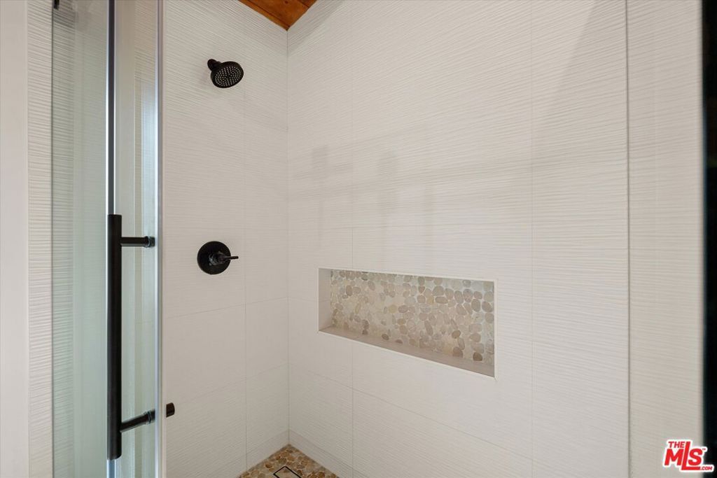 Image 19 of property listing at 621 California Avenue 2, Santa Monica, CA 90403