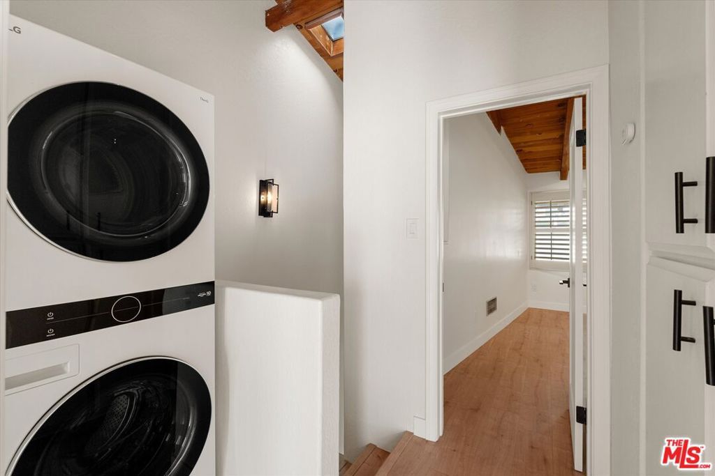 Image 26 of property listing at 621 California Avenue 2, Santa Monica, CA 90403