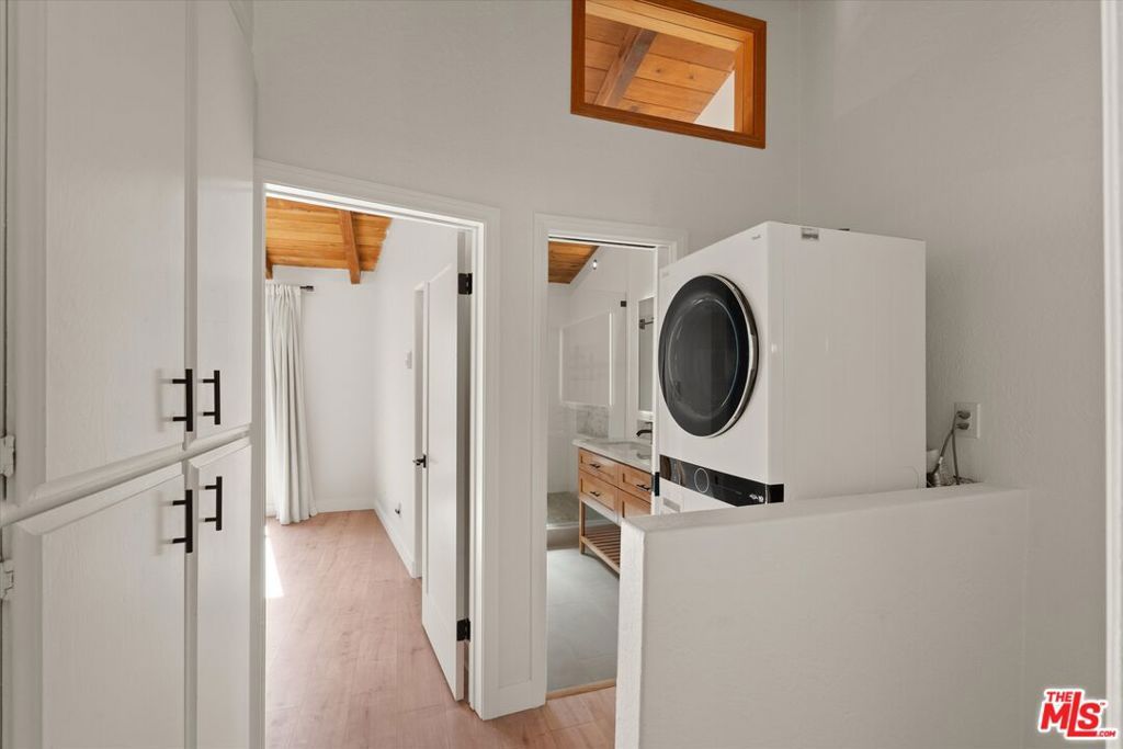 Image 27 of property listing at 621 California Avenue 2, Santa Monica, CA 90403