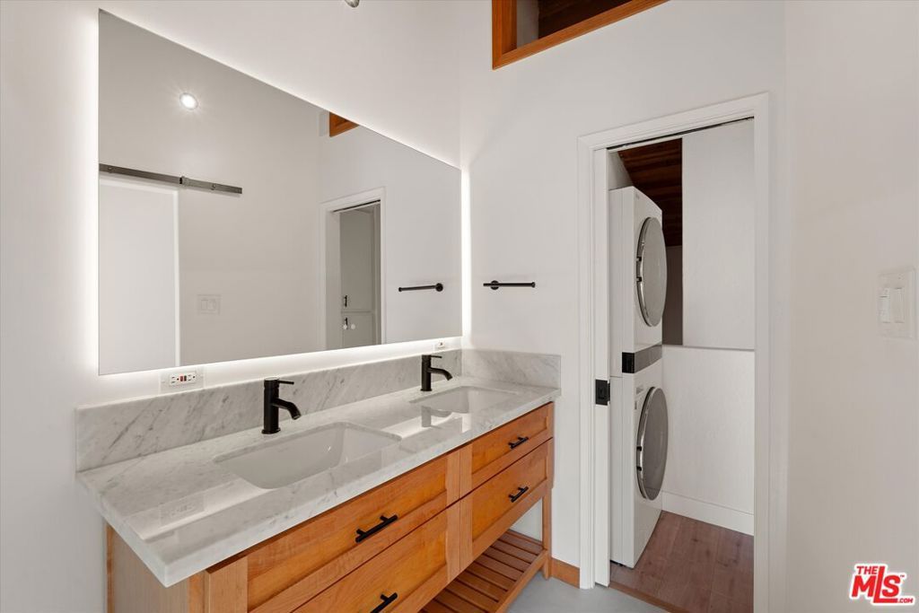 Image 28 of property listing at 621 California Avenue 2, Santa Monica, CA 90403