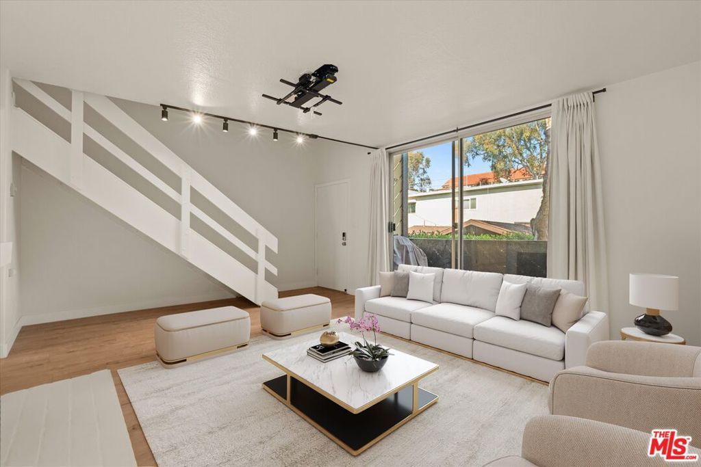 Image 3 of property listing at 621 California Avenue 2, Santa Monica, CA 90403