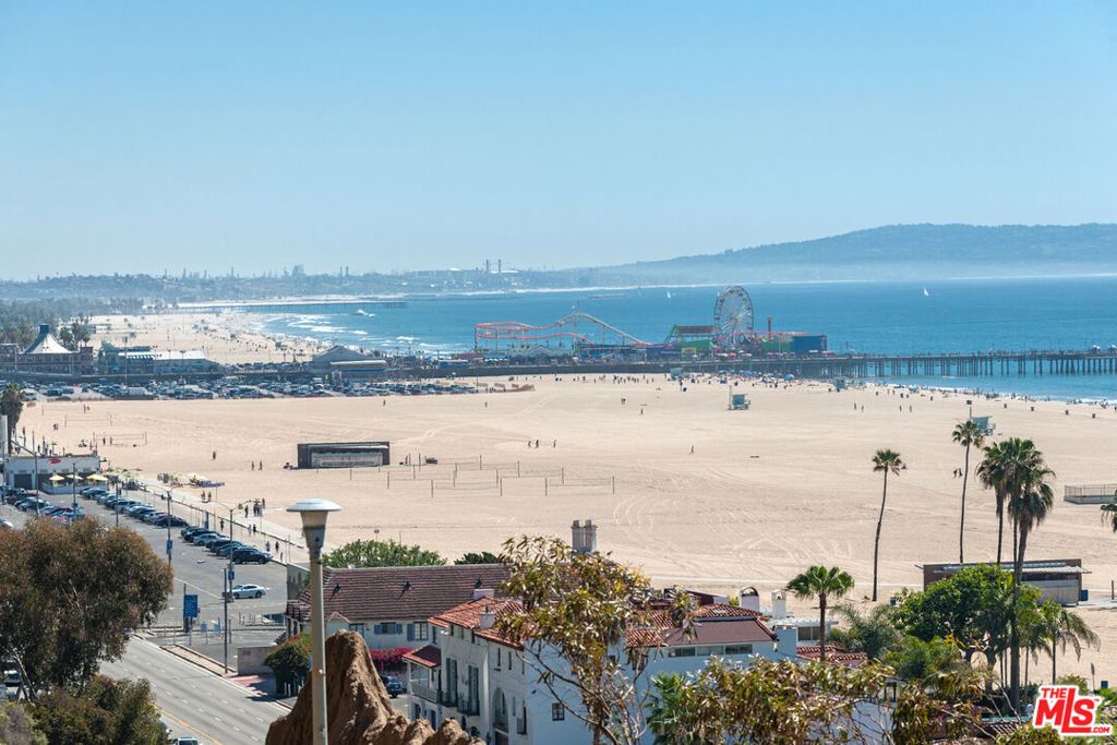 Image 39 of property listing at 621 California Avenue 2, Santa Monica, CA 90403