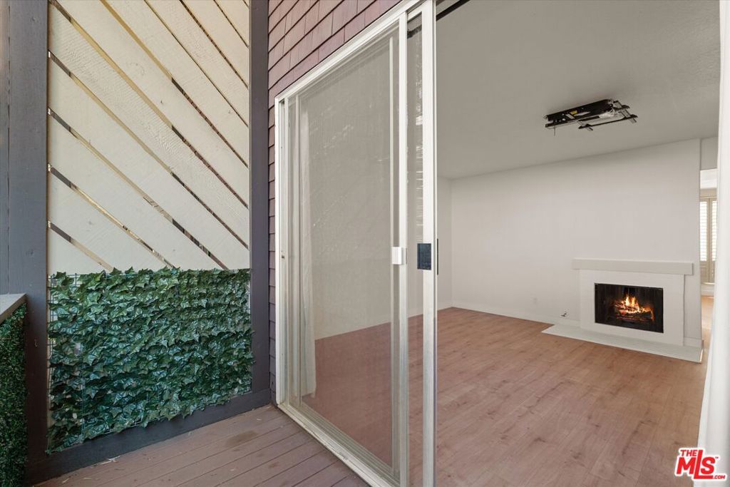 Image 5 of property listing at 621 California Avenue 2, Santa Monica, CA 90403