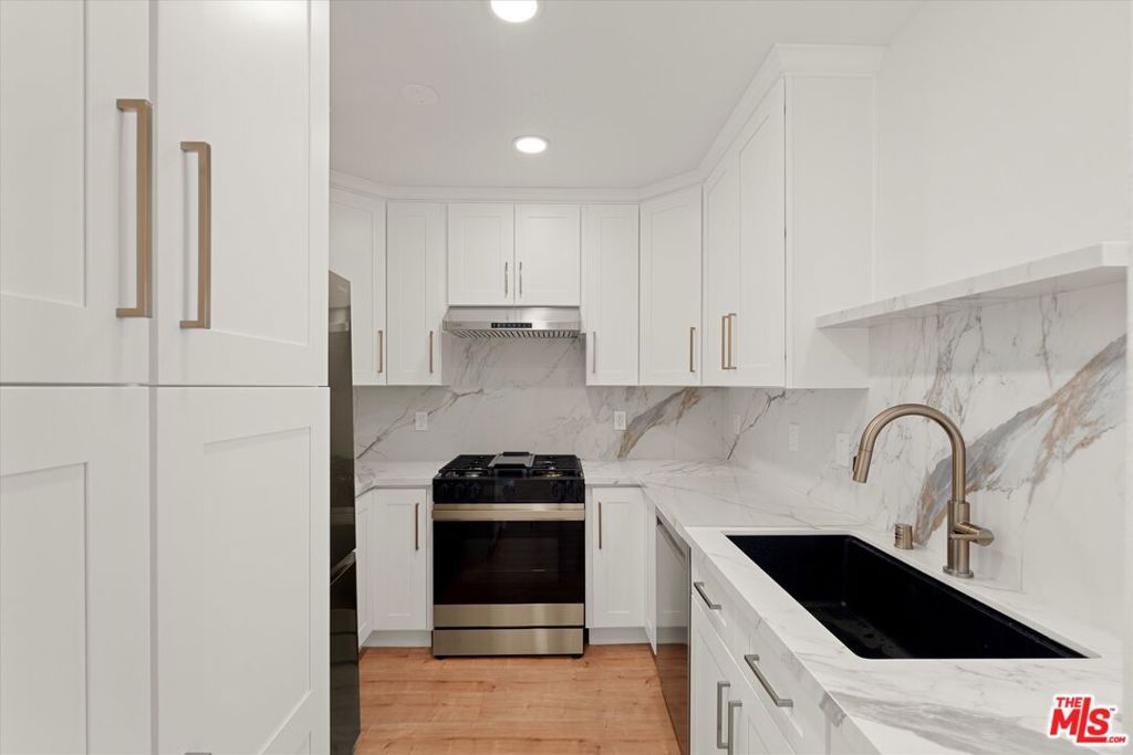 Image 7 of property listing at 621 California Avenue 2, Santa Monica, CA 90403