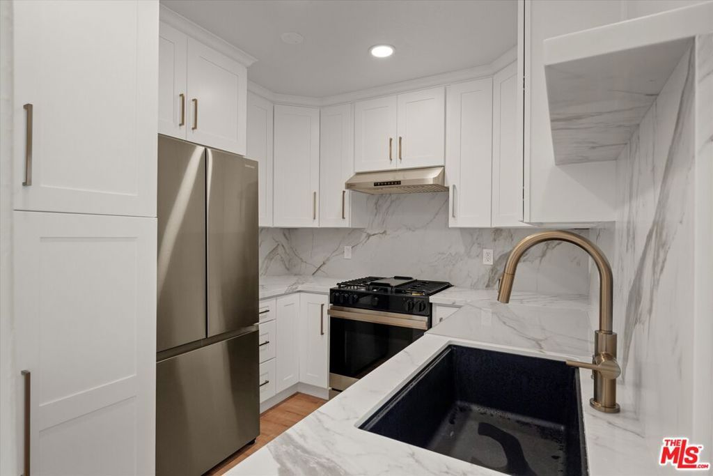 Image 8 of property listing at 621 California Avenue 2, Santa Monica, CA 90403