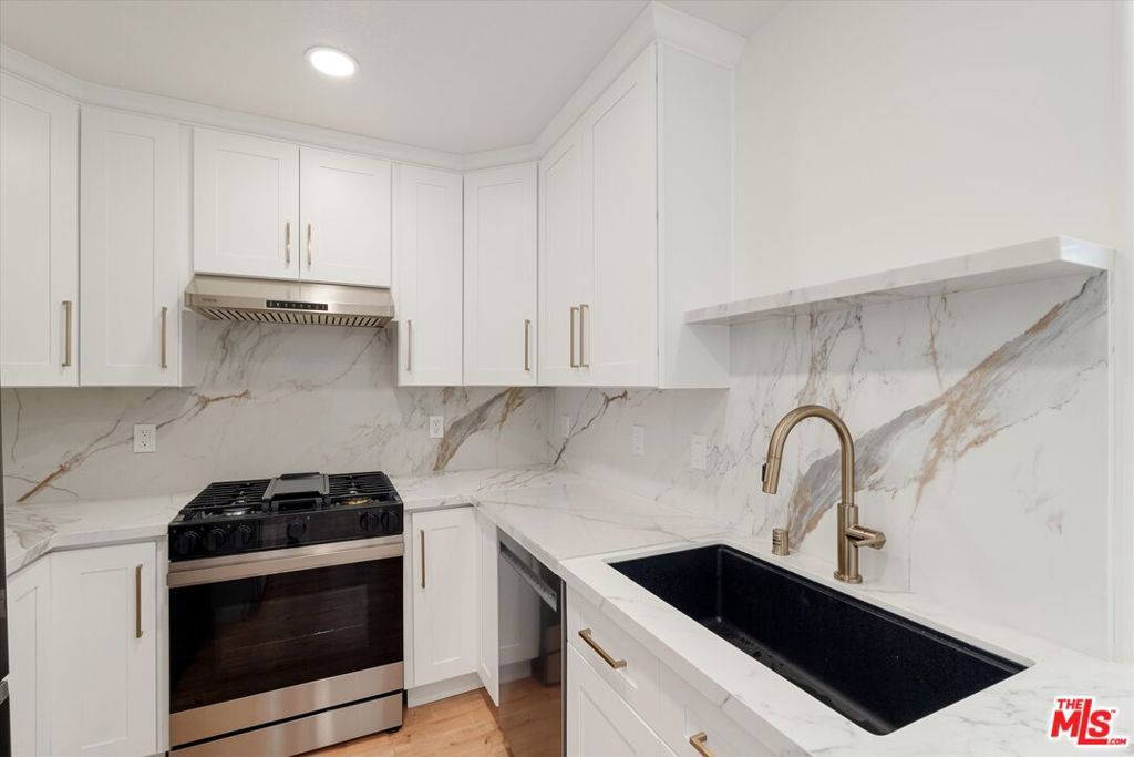 Image 9 of property listing at 621 California Avenue 2, Santa Monica, CA 90403