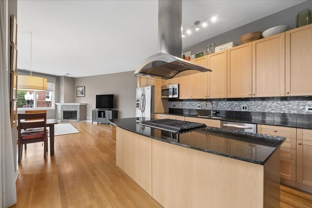 2116 W CULLOM Avenue 201, Chicago, IL 60618