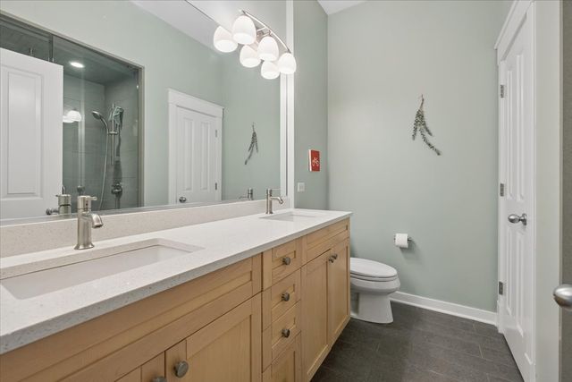 2116 W CULLOM Avenue 201, Chicago, IL 60618
