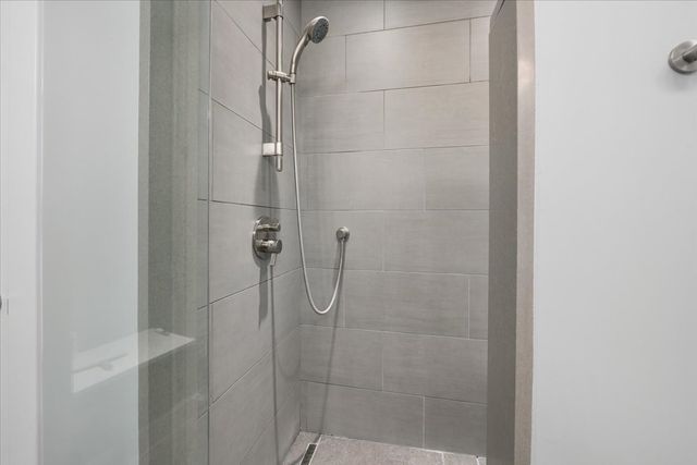 2116 W CULLOM Avenue 201, Chicago, IL 60618