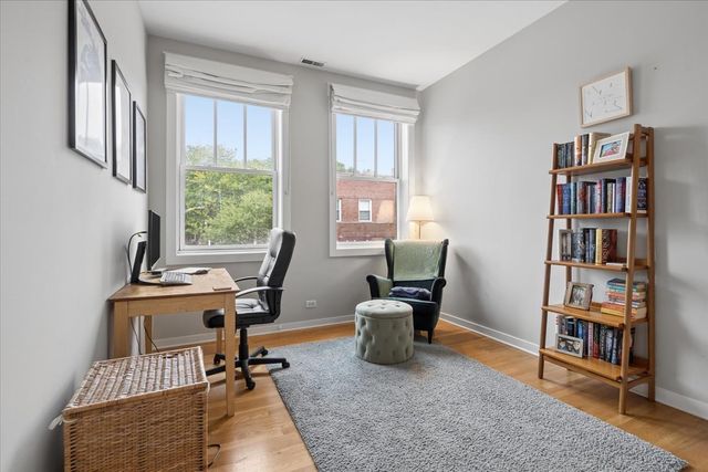 2116 W CULLOM Avenue 201, Chicago, IL 60618