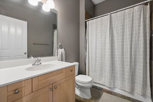 2116 W CULLOM Avenue 201, Chicago, IL 60618