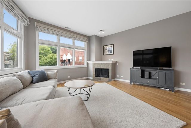 2116 W CULLOM Avenue 201, Chicago, IL 60618