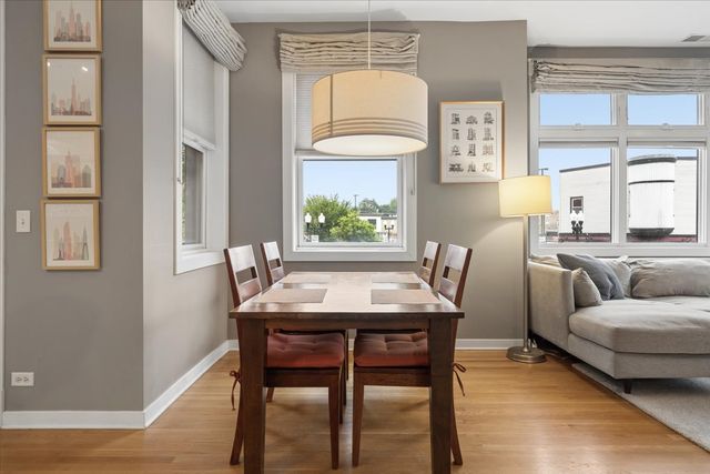 2116 W CULLOM Avenue 201, Chicago, IL 60618