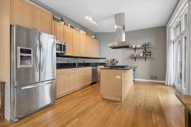 2116 W CULLOM Avenue 201, Chicago, IL 60618