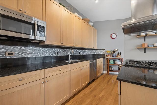 2116 W CULLOM Avenue 201, Chicago, IL 60618