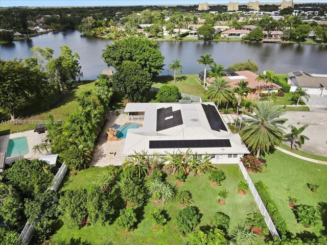 16751 Waters Edge Dr, Weston, FL 33326