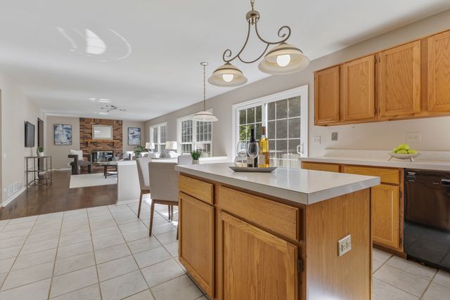 1370 Yellowstone Parkway, Algonquin, IL 60102