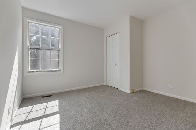 1370 Yellowstone Parkway, Algonquin, IL 60102