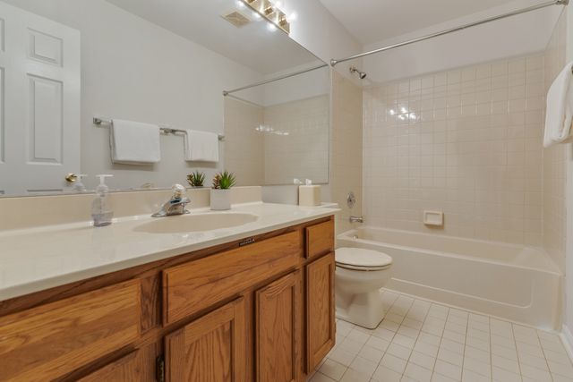 1370 Yellowstone Parkway, Algonquin, IL 60102
