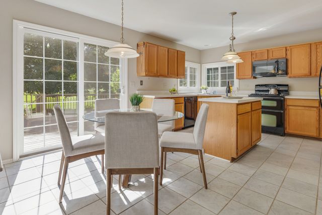 1370 Yellowstone Parkway, Algonquin, IL 60102