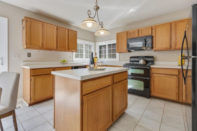 1370 Yellowstone Parkway, Algonquin, IL 60102