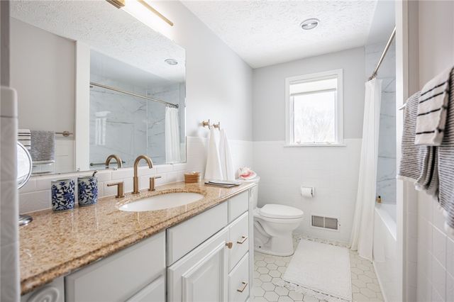 50 Deepwood Drive, Gates, NY 14606