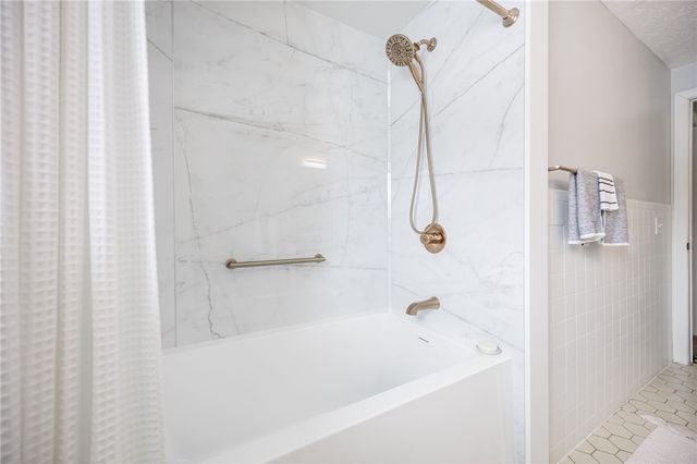 50 Deepwood Drive, Gates, NY 14606