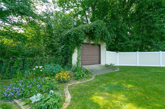 50 Deepwood Drive, Gates, NY 14606