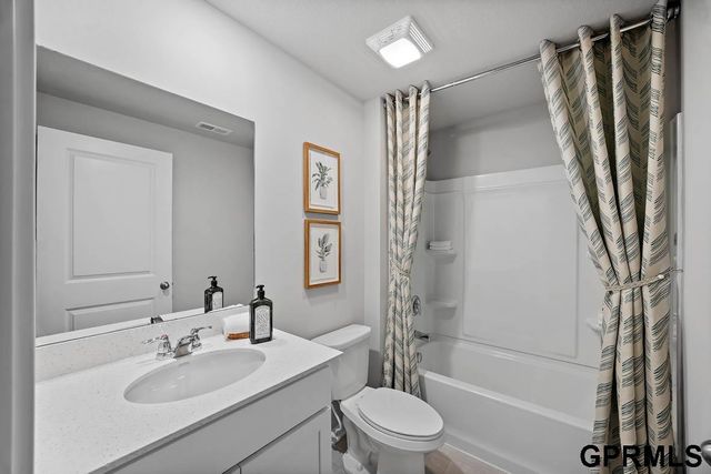 7009 N 136th Street, Omaha, NE 68142