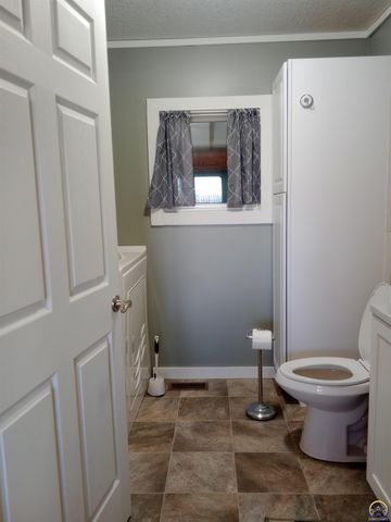 13869 S RD, Mayetta, KS 66509