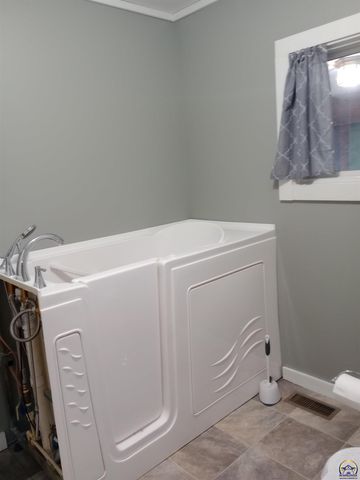 13869 S RD, Mayetta, KS 66509