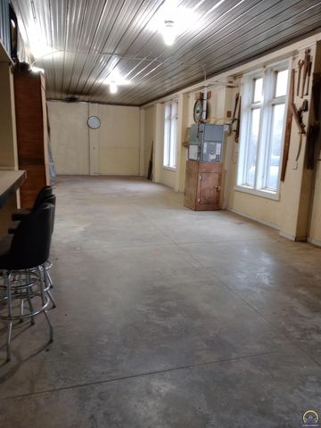 13869 S RD, Mayetta, KS 66509