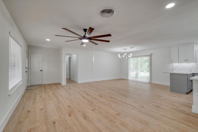 122 Blanket Flower DR, Bastrop, TX 78602