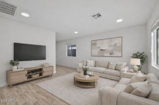 2824 E CHIPMAN Road, Phoenix, AZ 85040