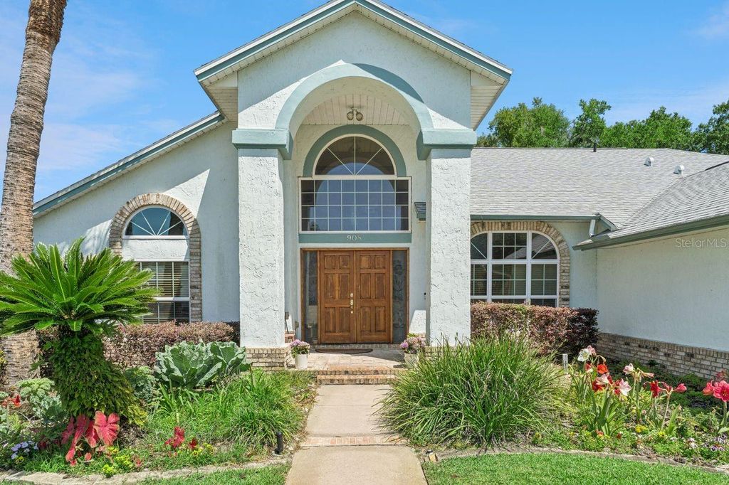 Image 2 of property listing at 908 ALMOND TREE CIRCLE, Orlando, FL 32835