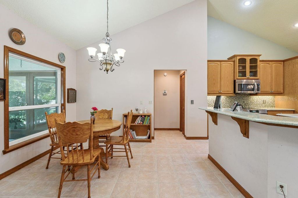 Image 12 of property listing at 908 ALMOND TREE CIRCLE, Orlando, FL 32835