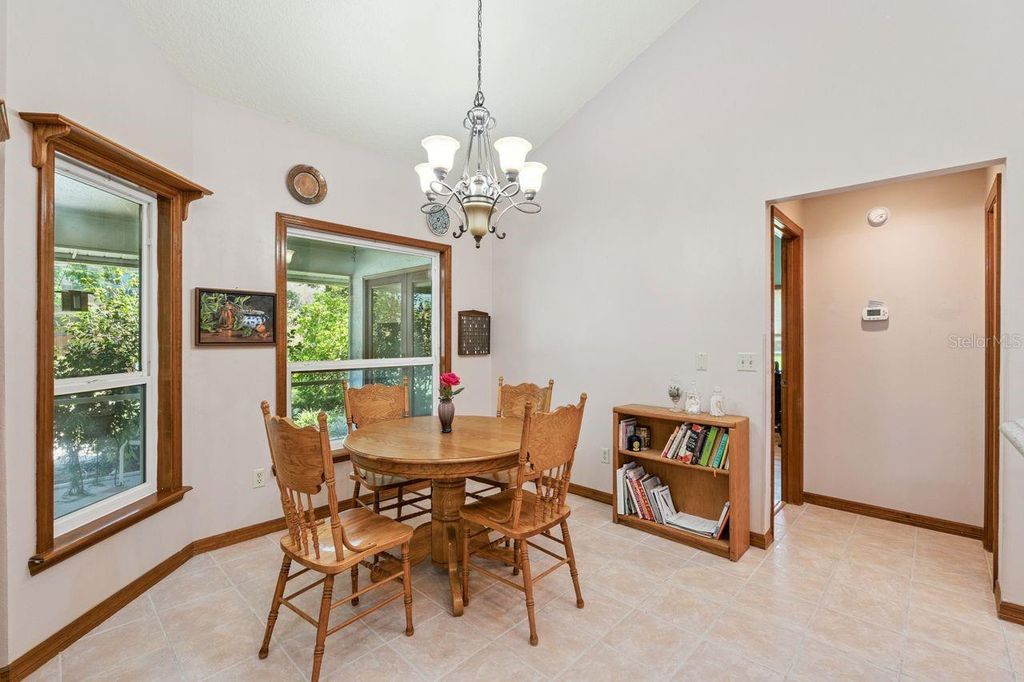 Image 13 of property listing at 908 ALMOND TREE CIRCLE, Orlando, FL 32835