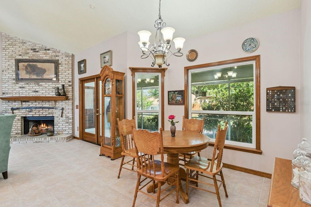 Image 14 of property listing at 908 ALMOND TREE CIRCLE, Orlando, FL 32835