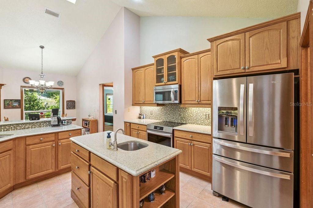Image 15 of property listing at 908 ALMOND TREE CIRCLE, Orlando, FL 32835